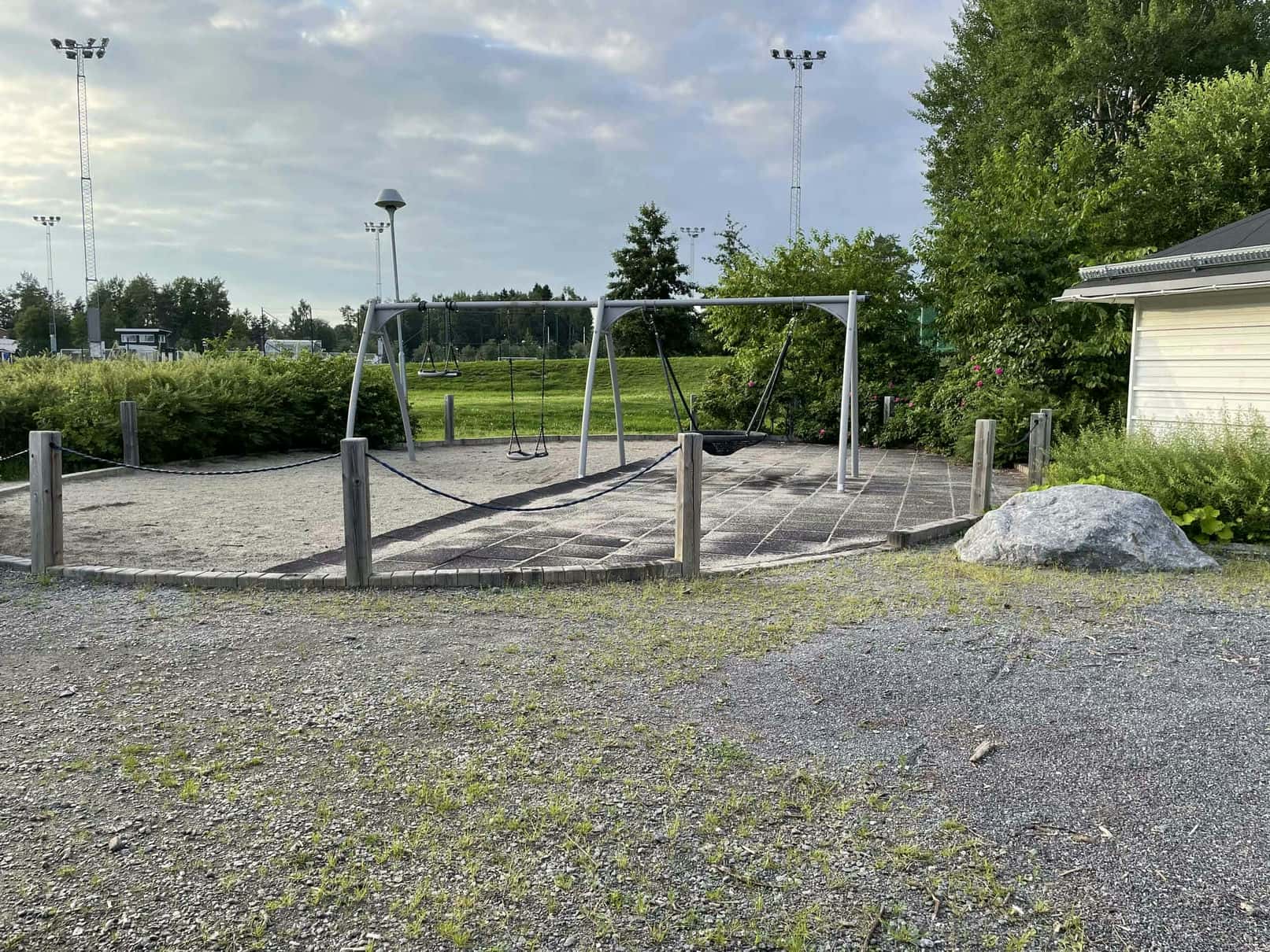 Dekoration utanför Storsjöskolan.