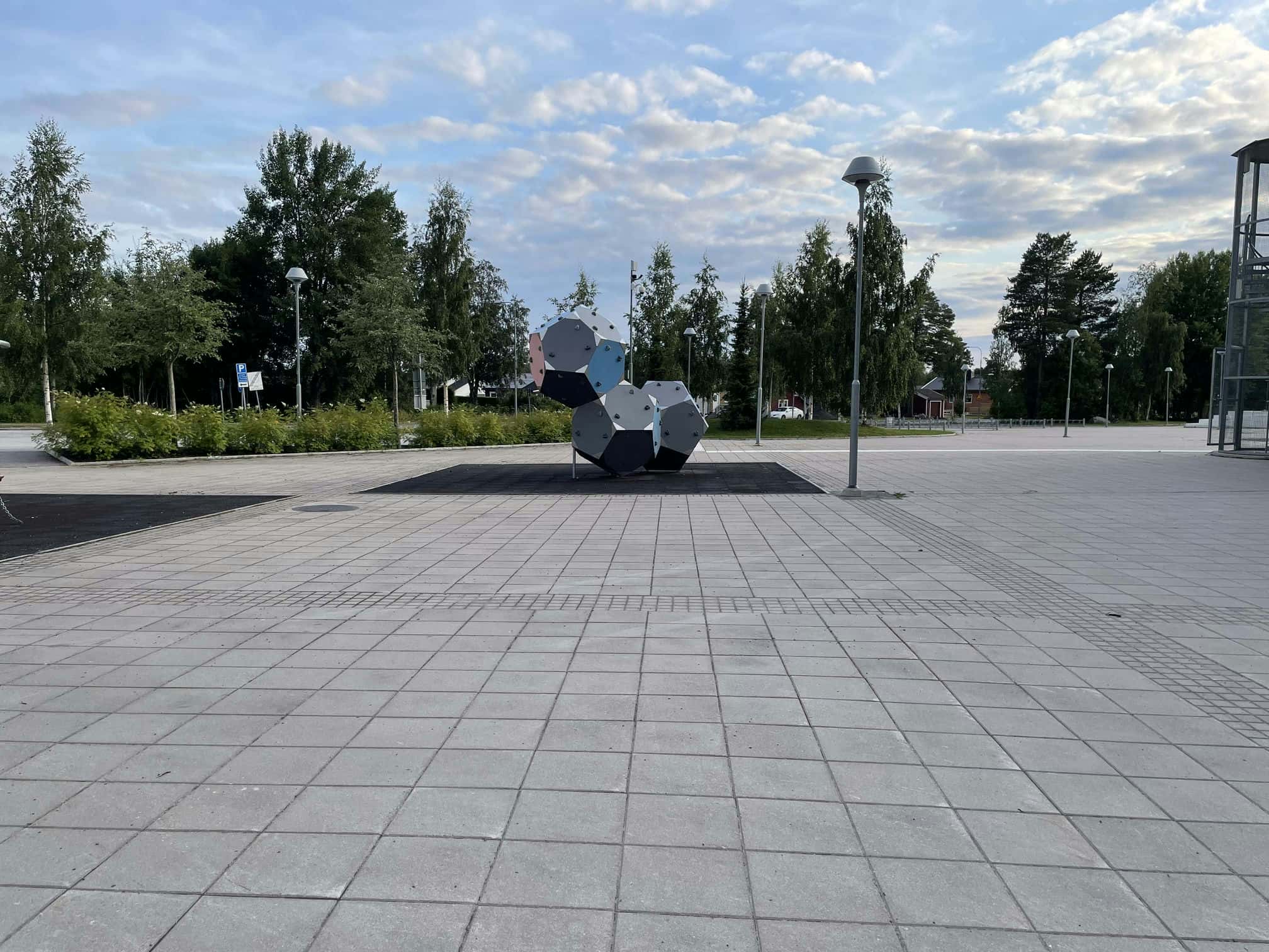 Konstgräsplan bredvid skolan.