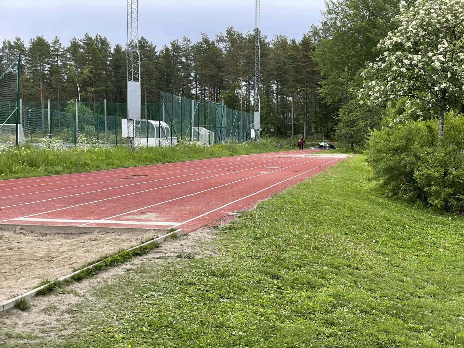 Bild ovanför av hela Storsjöskolan.