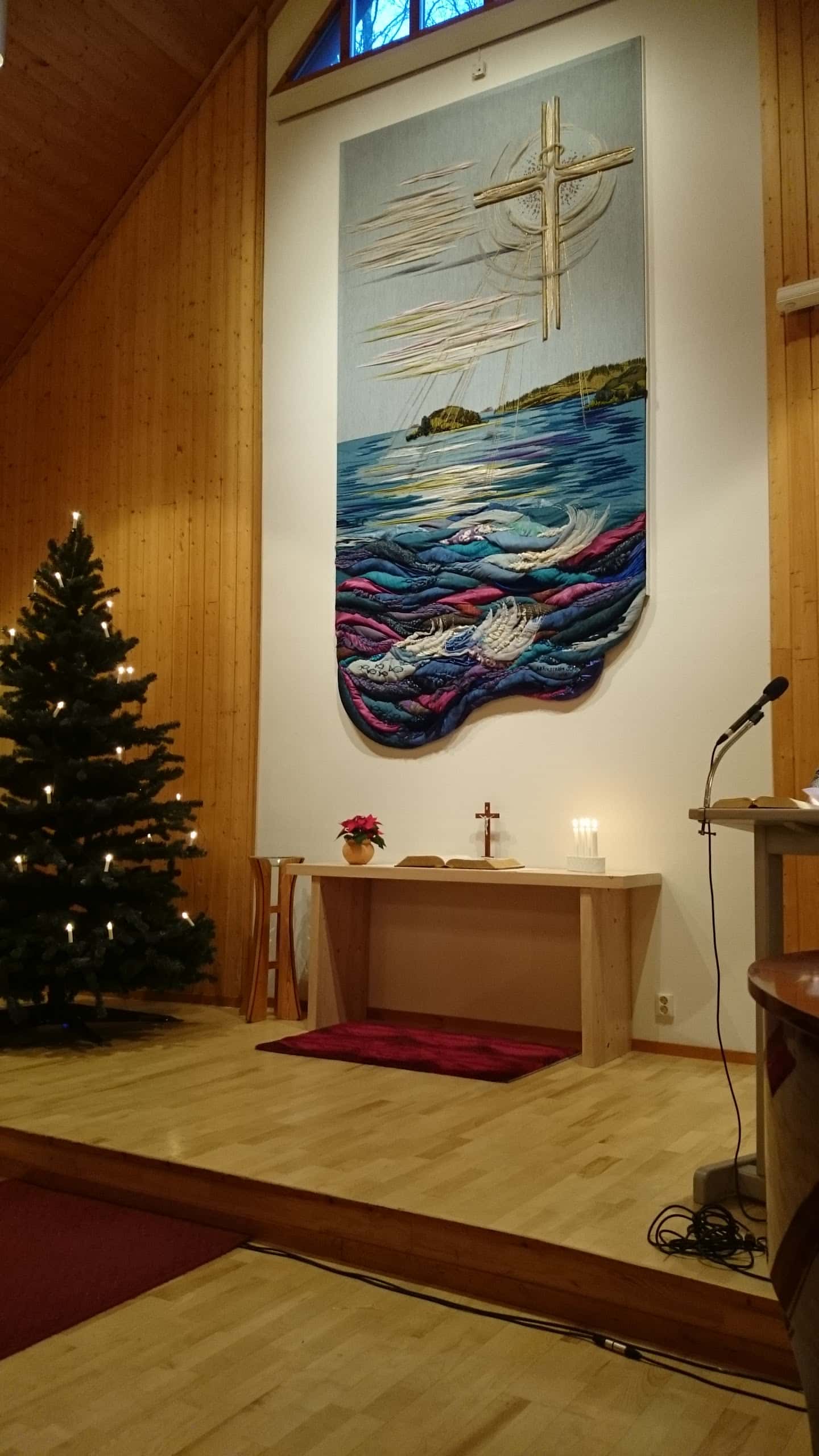 Fyra sparkar  utanför kyrkan.