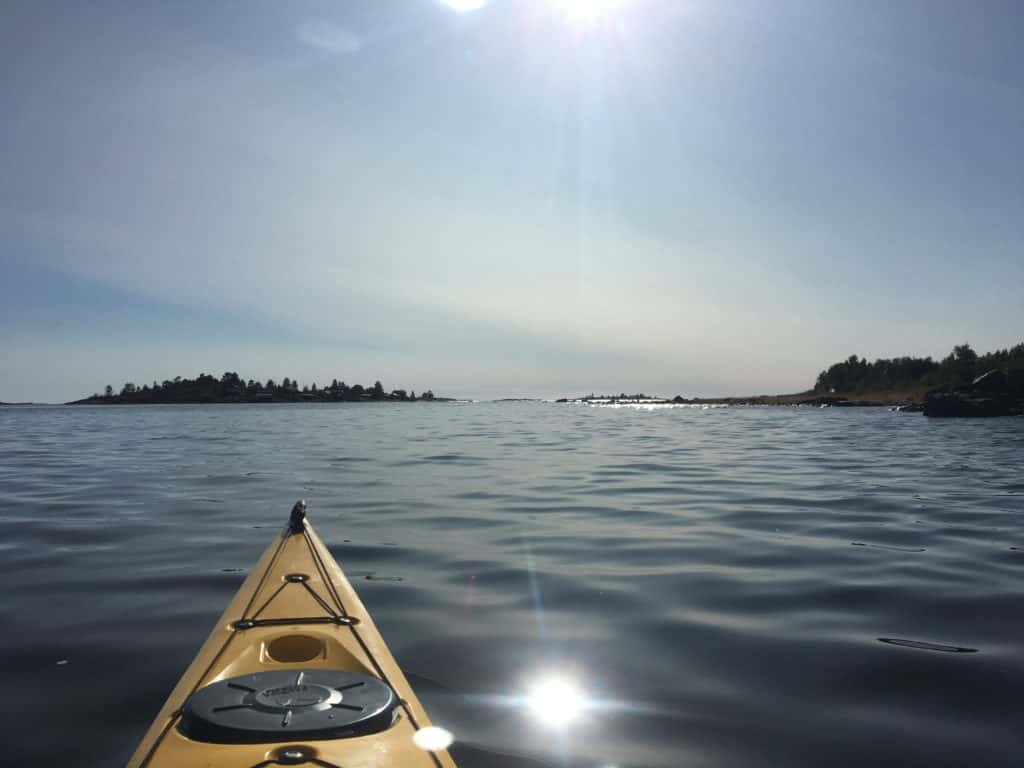 Kajakpaddling mitt i Lövösundet.